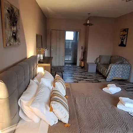 Holiday home Elyra House Perivolion